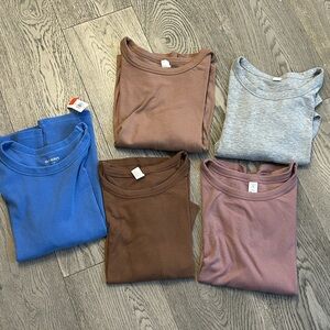 Bundle of 5 ribbed t’s -